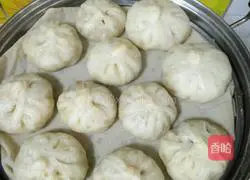 Illustration of how to make steamed buns with dried bean filling 12