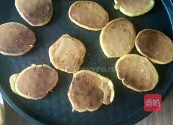 Illustration of how to make cornmeal and egg yolk pancakes 5