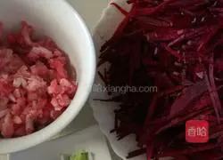 Illustration of how to make shredded pork and beet noodles 1
