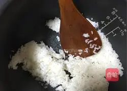 Illustration of how to make crispy fried rice 3
