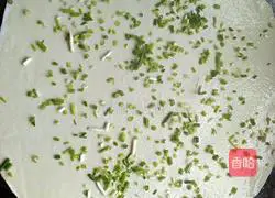 Illustration of how to make scallion pancakes 7