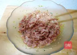 Illustration of how to make ravioli stuffing with minced meat and artemisia 6