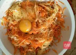 Illustration of how to make carrot and potato pancakes 2