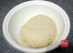 Illustration of making multi-grain steamed buns with knife 3