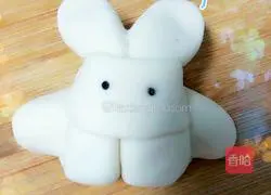 Illustration of how to make little rabbit steamed buns 8
