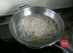 Illustration of how to make stir-fried noodles with bacon and mixed vegetables 2