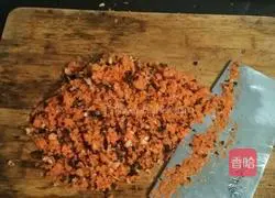 Illustration of how to make steamed buns with carrot meat 1