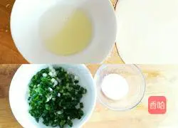 Illustration of how to make hot noodles and scallion pancakes 4