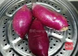 Illustration of making glutinous rice and purple sweet potato cakes 1