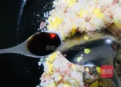 Illustration of how to make bacon and egg fried rice 18