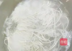 Illustration of how to make lard noodles 1