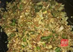 Illustration of how to make three fresh cabbage stuffed dumplings 5