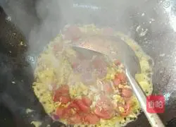 Illustration of how to make sausage and egg fried rice 3