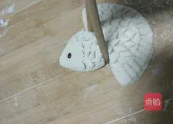 Illustration of how to make small fish steamed buns 10