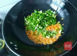 Illustration of how to make fried rice with pepper, carrot and egg 5