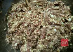 Illustration of how to make cabbage and pork dumplings 4