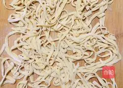 Illustration of how to make tomato, egg and bean noodles 2