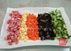 Illustration of how to make fried rice with sea cucumber xo sauce 3