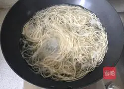 Illustration of how to make scallion oil cold noodles 4