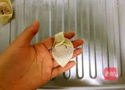 Illustration of how to make fresh meat wontons 8