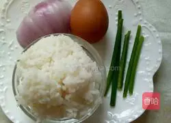 Illustration of how to make onion and egg fried rice 1