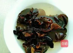 Illustration of how to make egg dumplings stuffed with parsley and fungus 2