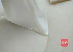 Illustration of how to wrap bananas in dumpling skins 3