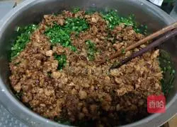 Illustration of how to make dumplings stuffed with sauced meat and leeks 11