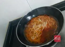 Illustration of how to make spicy bean paste wide noodles 8