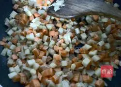 Illustration of how to make fried rice with carrots, potatoes, sausages 3