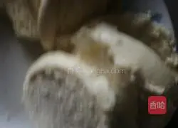 Illustration of how to make egg steamed bun slices 3