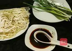 Illustration of how to make noodles with scallion oil 1