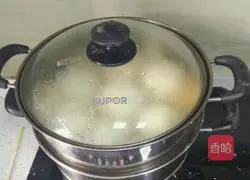 Illustration of how to make pickled cabbage and pork buns 13