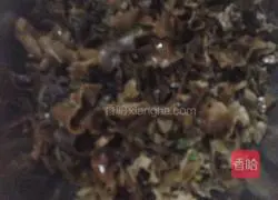 Illustration of how to make leek dumplings and fungus dumplings 1