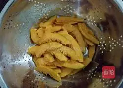 Illustration of how to make pumpkin chrysanthemum steamed buns 1