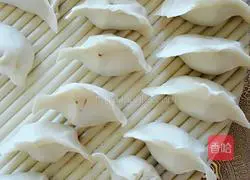 Sauerkraut Illustration of how to make pork stuffed dumplings 8