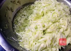 Illustration of how to make zucchini soft pancake 2