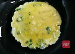 Illustration of how to make shrimp and egg fried rice 3