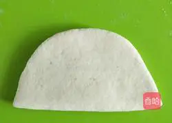 Illustration of how to make bean-flavored lotus leaf steamed buns 7