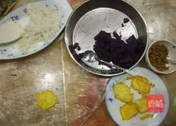 Illustration of how to make egg cake and purple potato stuffed rice with meat filling 10