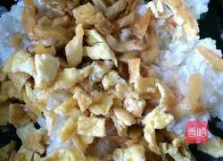 Illustration of how to make fried rice with golden mustard shreds 4