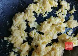 Illustration of how to make shrimp, leek and egg dumpling fillings 10