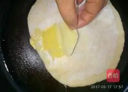 Illustration of how to make egg-filled pancakes 16
