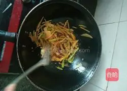 Illustration of how to make noodles with shredded potatoes and chili shreds 8