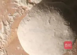 Illustration of how to make three fresh cabbage stuffed dumplings 6