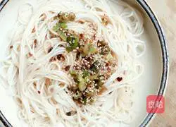 Scallion-flavored red oil Illustration of how to make noodles 11