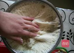 Illustration of how to make white flour steamed buns 8