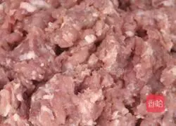 Illustration of how to make fresh meat wontons 1