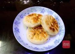 Illustration of how to make chive and egg pie 16