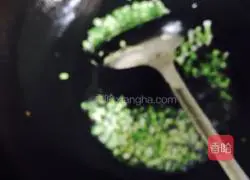 Illustration of how to make fried rice with chives and eggs 4